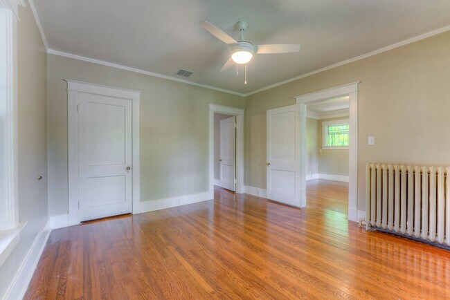 Building Photo - Updated 3 bed/1 bath - walk to Crosstown Concourse