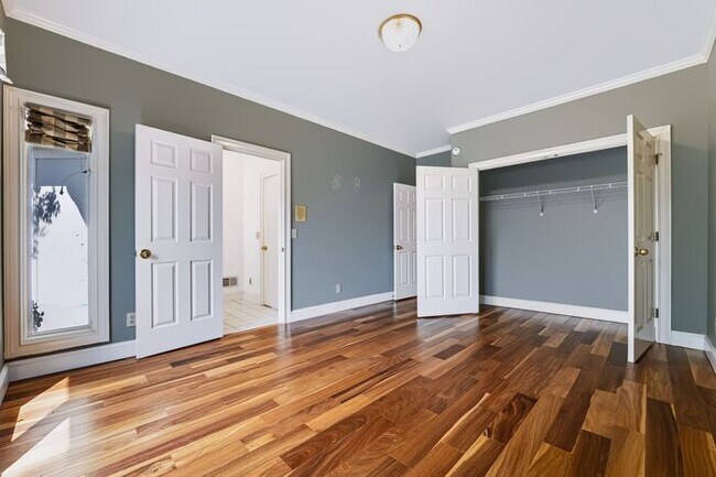 Building Photo - 6920 Oakbrook Way