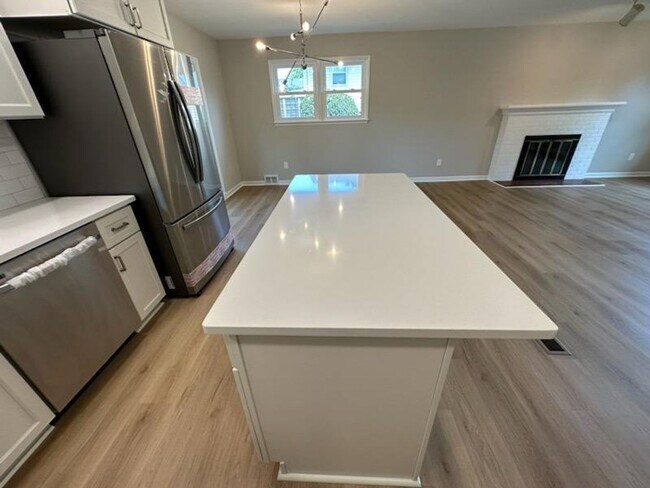 Building Photo - Immaculate 3 BD 2 BA Detached Home with Ga...