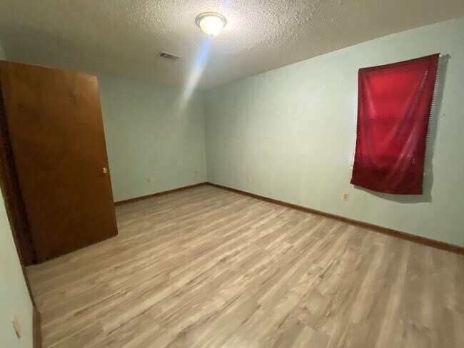 Building Photo - 710 Meadowbrook St