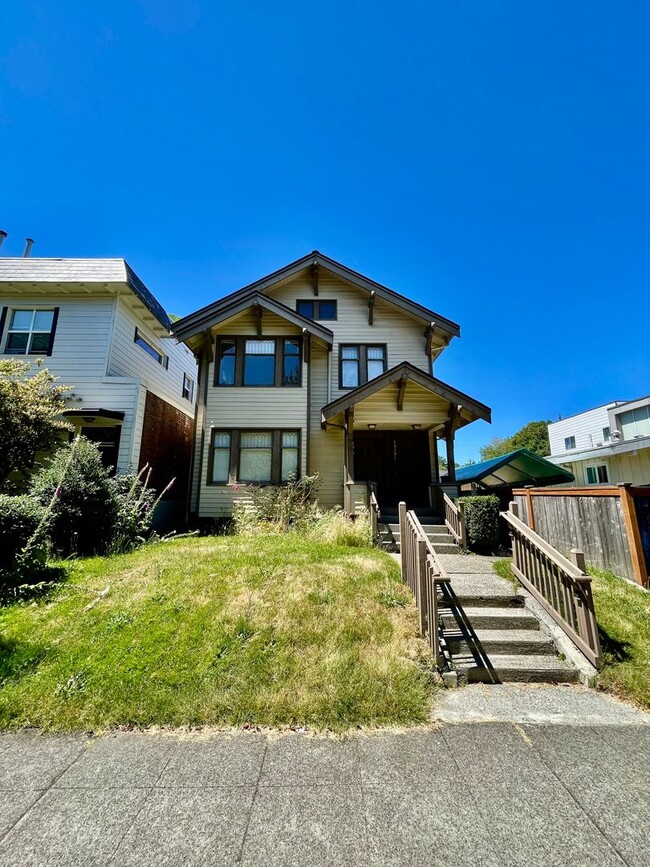 Building Photo - Large Queen Anne 2 Bedroom - Excellent Loc...