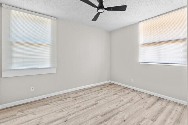 Building Photo - 2105 Butternut Ln