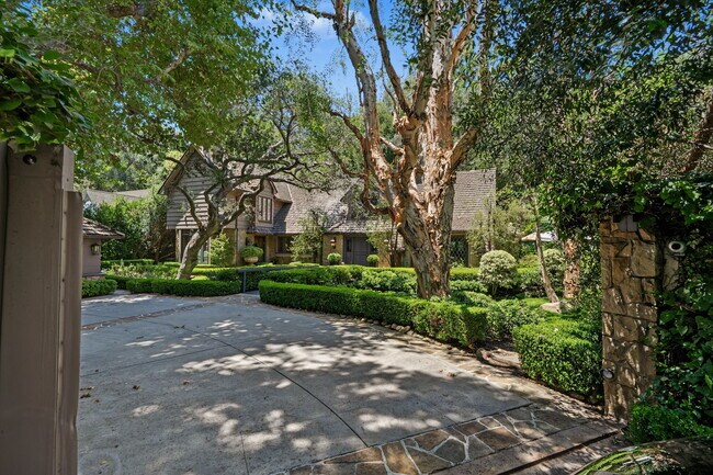 Building Photo - 575 N Beverly Glen Blvd
