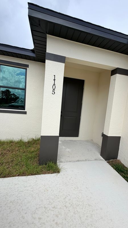 Building Photo - 1105 Dean St E