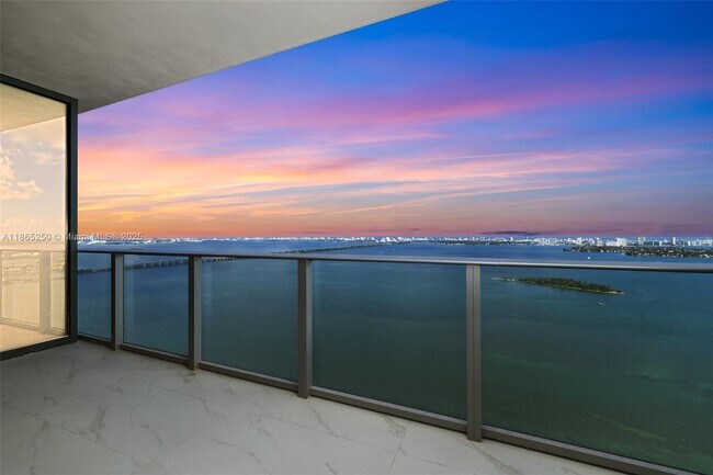 Building Photo - 700 NE 24th St