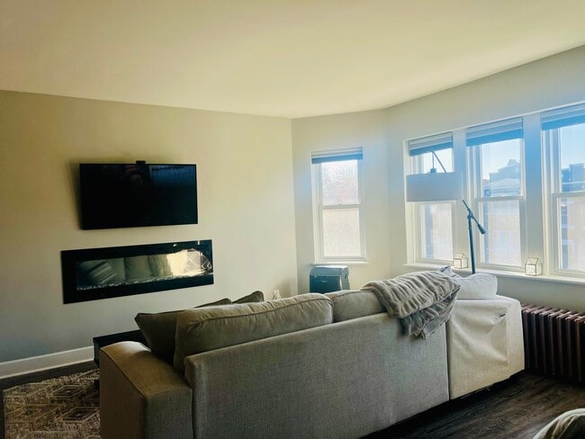 Building Photo - 1827 Gunderson Ave