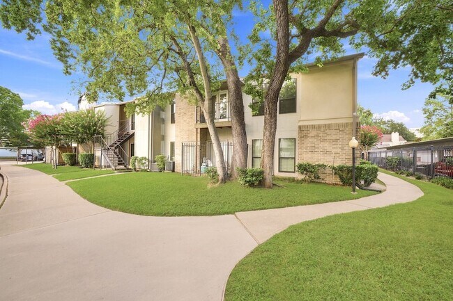 Building Photo - 2425 Augusta Dr