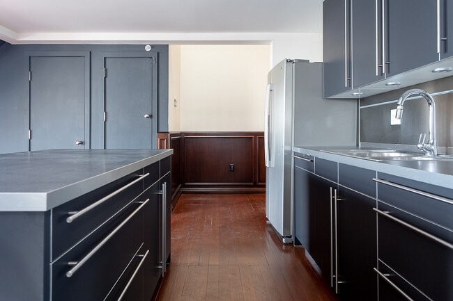 Building Photo - 257 S Spring St