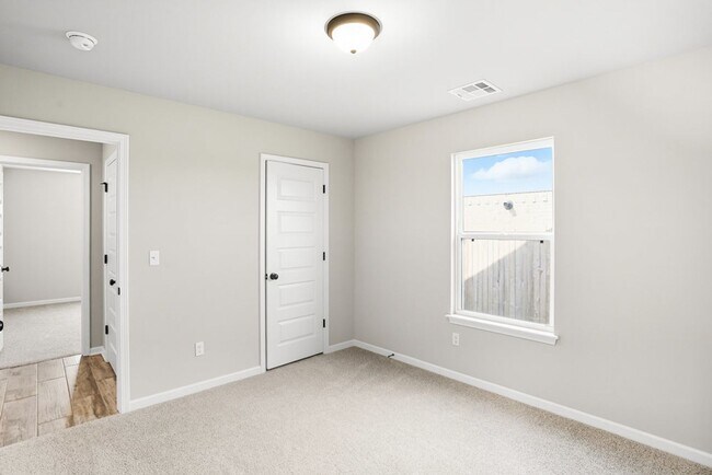 Building Photo - Like new, Move in Ready.