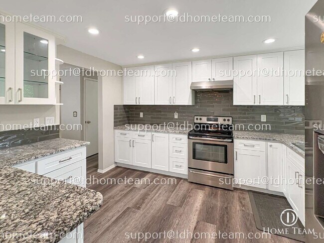 Building Photo - "Spacious 4-Bed Oasis with Granite Touches & Finished Basement in Renton!"