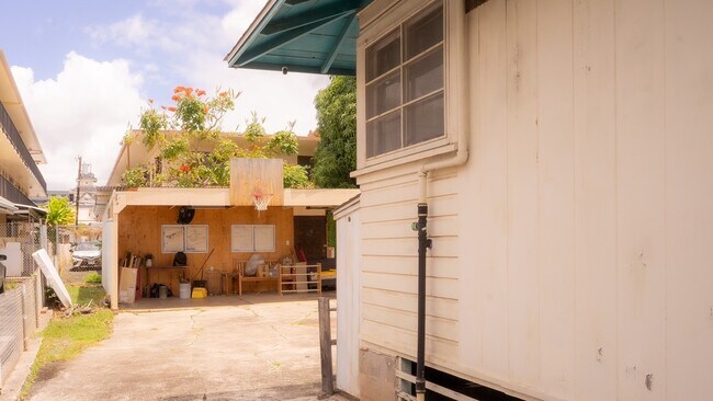 Building Photo - 1118 Kamaile St