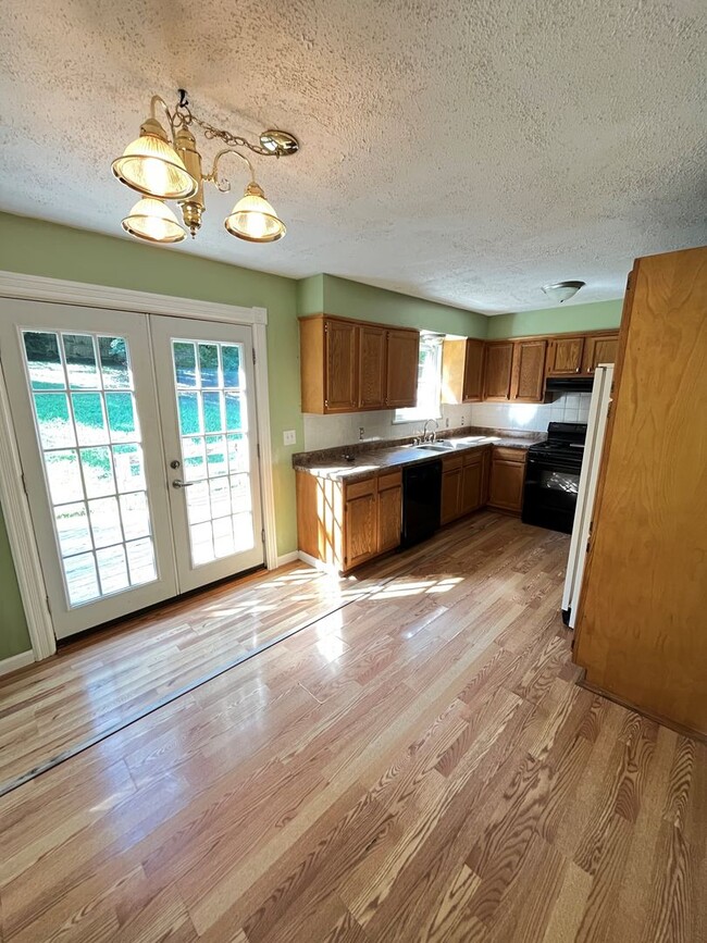 Building Photo - very private 3 bedroom 1.5 bath rental hom...