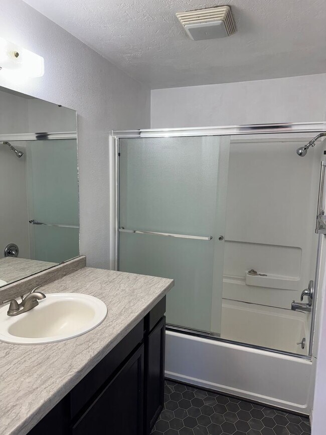Building Photo - 2 bedroom 1 bath duplex in Springfield!