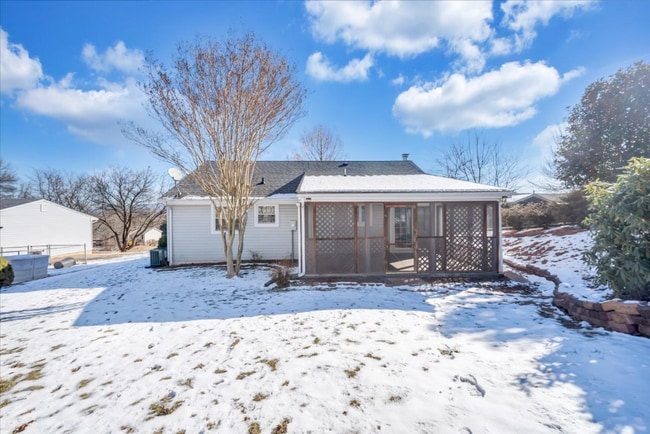 Building Photo - 518 Hillview Dr