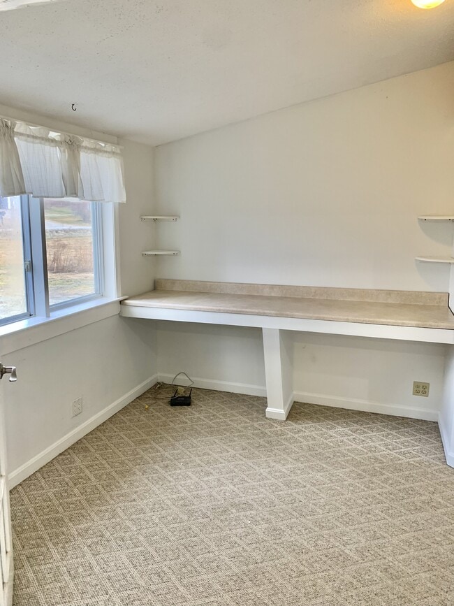 Building Photo - 756 Stream Rd