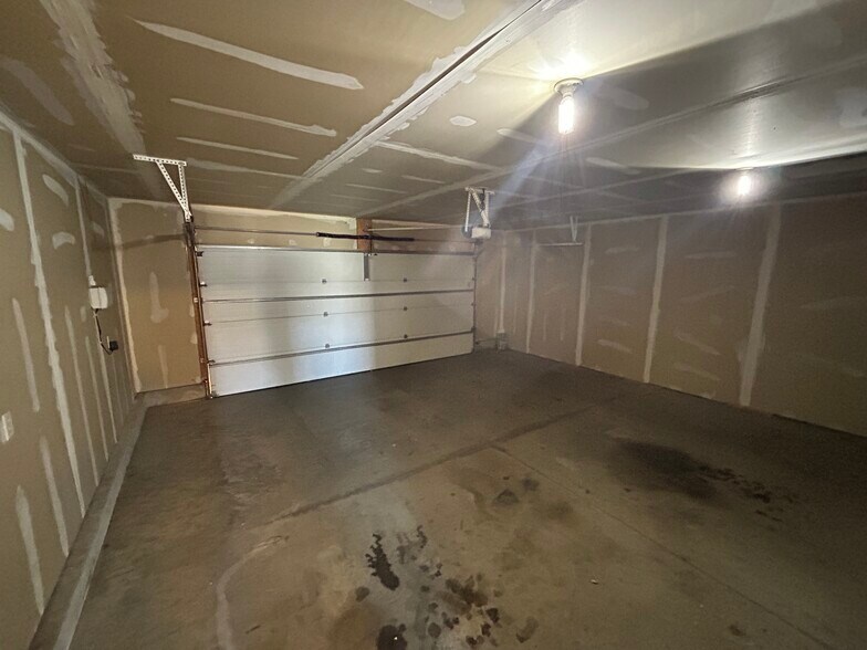 Building Photo - 3808 W 93rd St