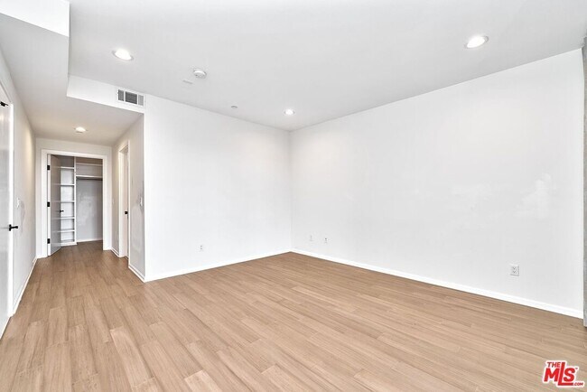 Building Photo - 871 Crenshaw Blvd