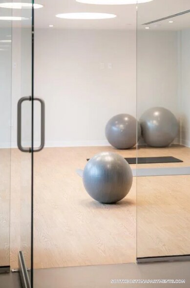 Building Photo - 1410 Columbia Rd