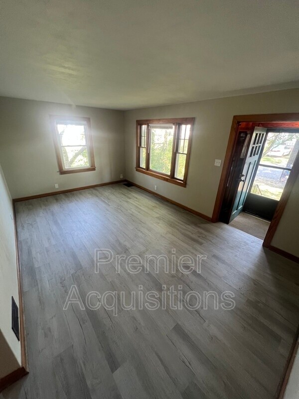 Building Photo - 126 E 3rd St