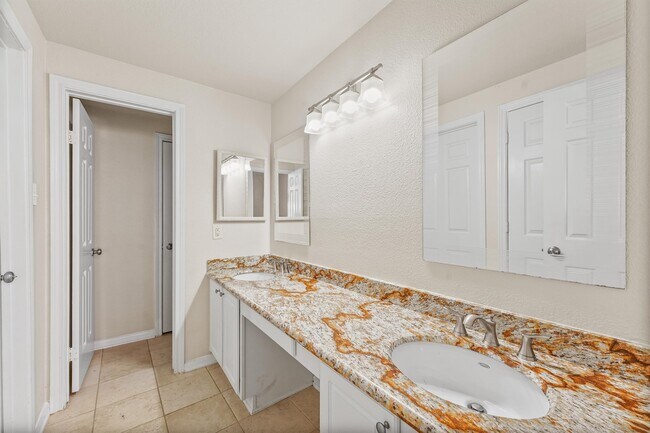 Building Photo - 2255 Braeswood Park Dr