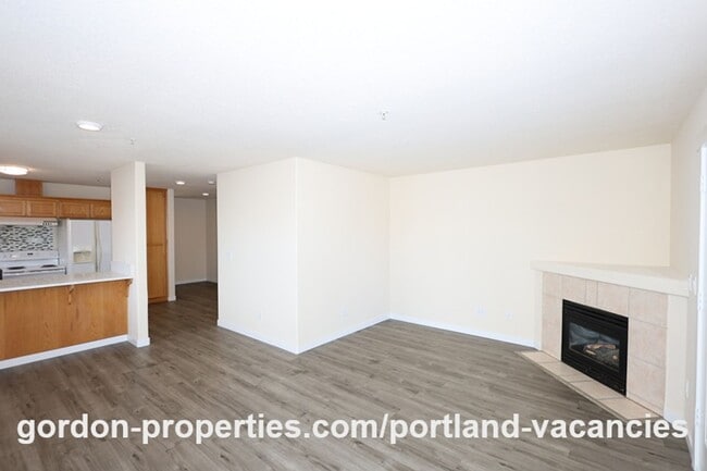 Building Photo - SE 121st Ave- 3 bedroom townhome with gas fireplace