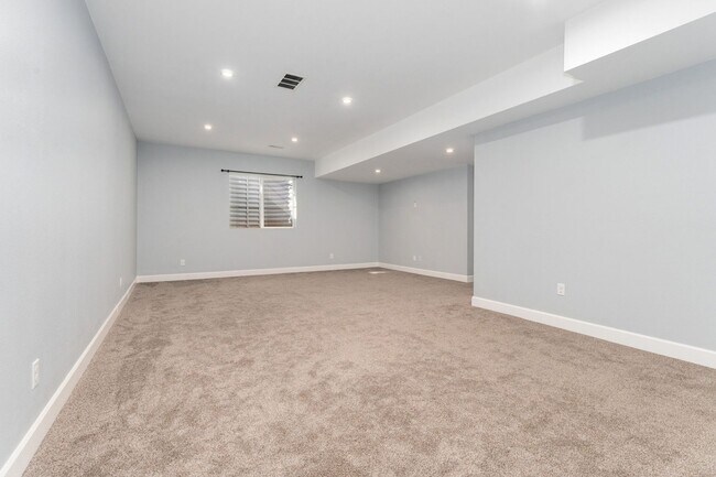 Building Photo - Evolve Real Estate: Evolve Real Estate: Meticulous Executive 4 Bedroom Plus Den Plus Finished Bas...