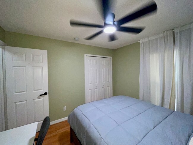 Building Photo - Modern 4-Bed, 2-Bath Solar-Powered Home Near UCF