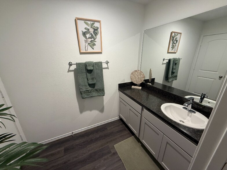 Building Photo - 5242 Rothwell Hts Dr