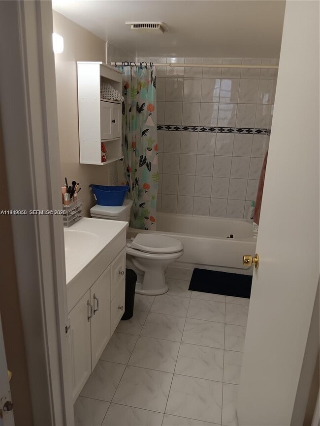 Building Photo - 9686 Fontainebleau Blvd