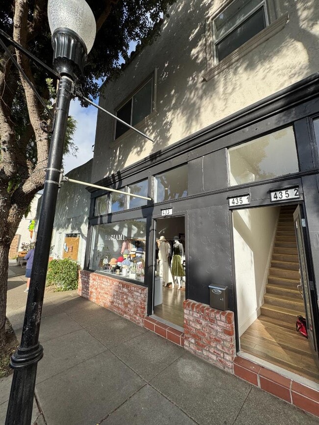 Building Photo - 435 Main St