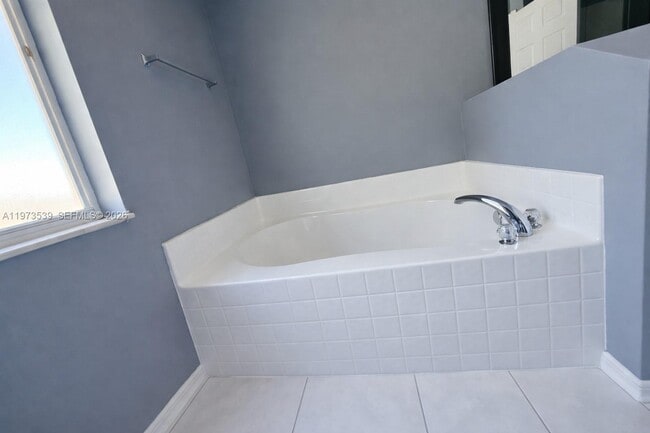 Building Photo - 2502 W 10th St