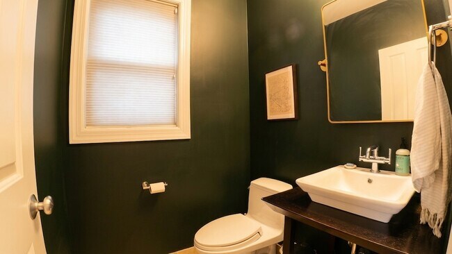 Building Photo - 2140 W Schiller St