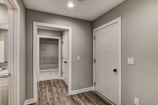 Building Photo - Like New 3 Bedroom Town Home