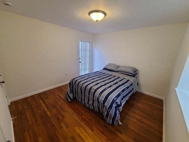 Building Photo - Charming 2 Bed 1 bath "monthly rental" in ...
