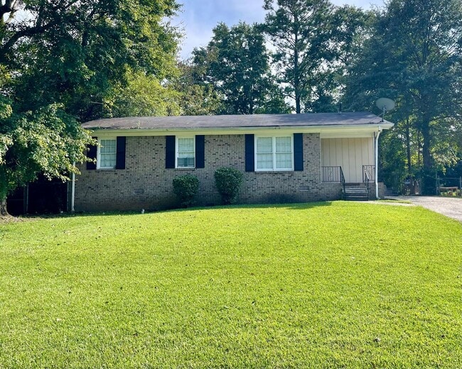 Primary Photo - Amazing Deal On This 4 Bedroom/1.5 Bath Br...