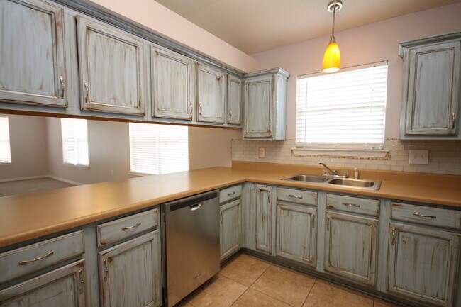 Building Photo - West Pensacola Patio Home Featuring Open Living Design, Stainless Appliances, Private Fenced Yard...