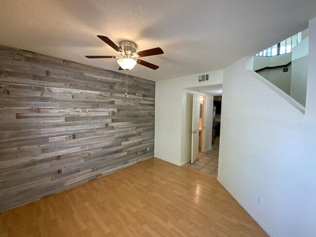 Building Photo - 3 Bedroom Home Available Near Golf Course ...