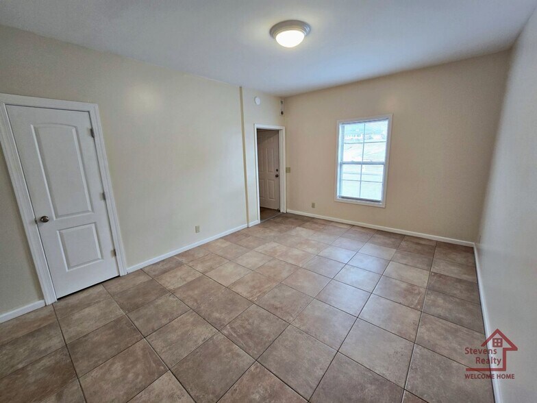 Building Photo - 1090 N Washington Ave