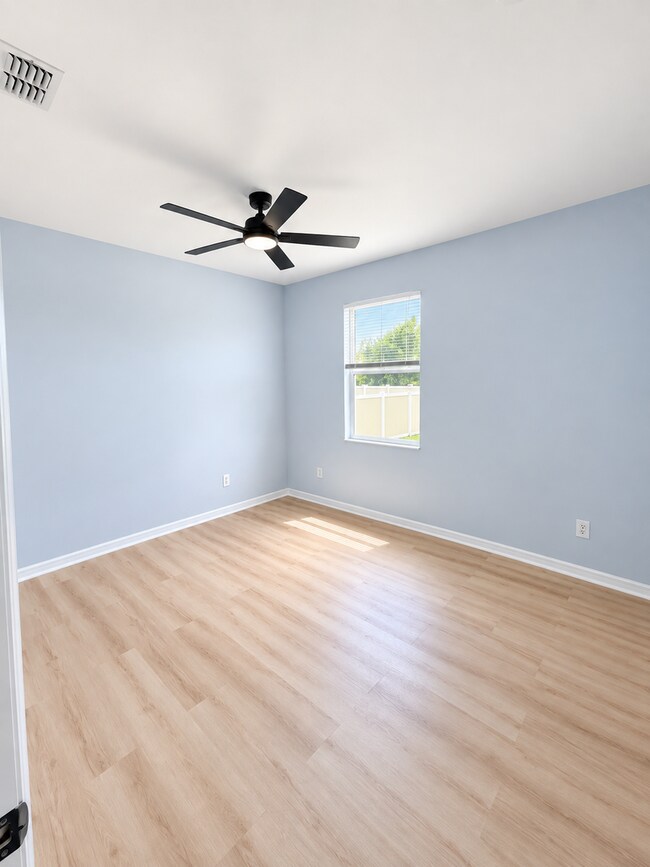 Building Photo - 4610 SW 16th Pl