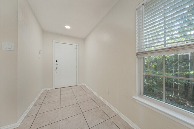Building Photo - 9814 Alisa Brooke