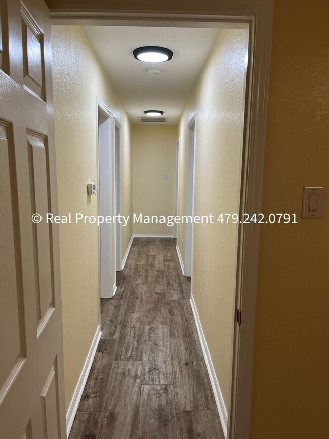 Building Photo - MOVE IN READY! Beautiful 3B/2B Newly Remod...