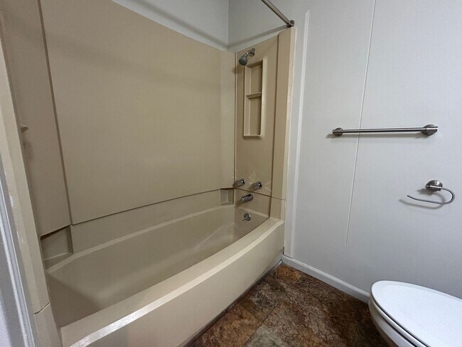 Building Photo - 1 Bedroom, 1 Bath Apartment at the Brookside Apartments!