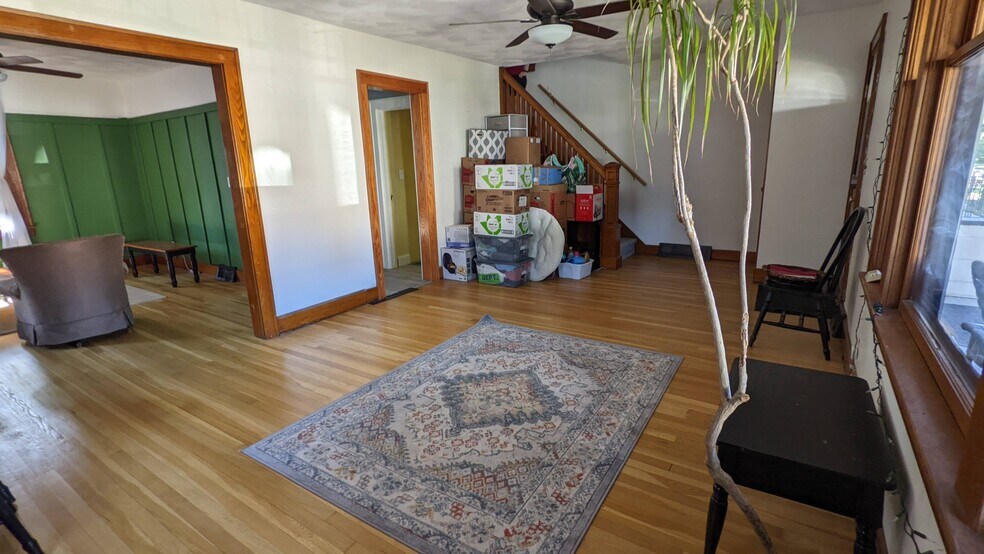 Entry/living room - 82 Martin Ave