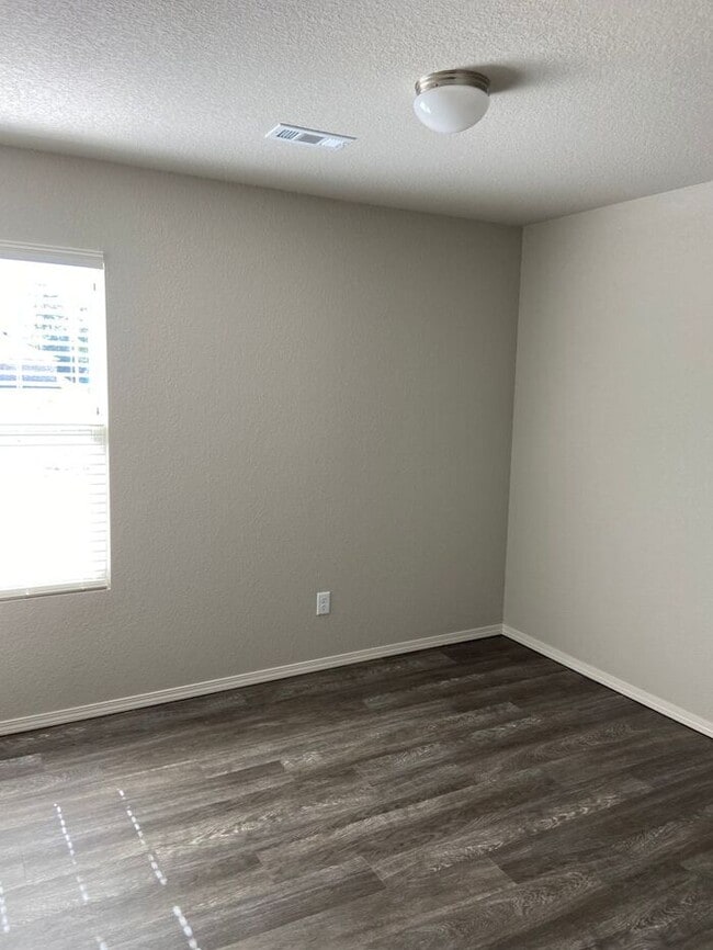 Building Photo - Discover Modern Living | Charming 3-Bedroom, 2-Bath Home in White Oak Crossing