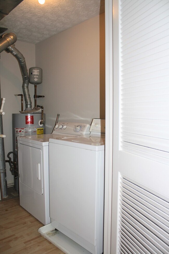 Building Photo - Just outside the perimeter at 75 and 285!