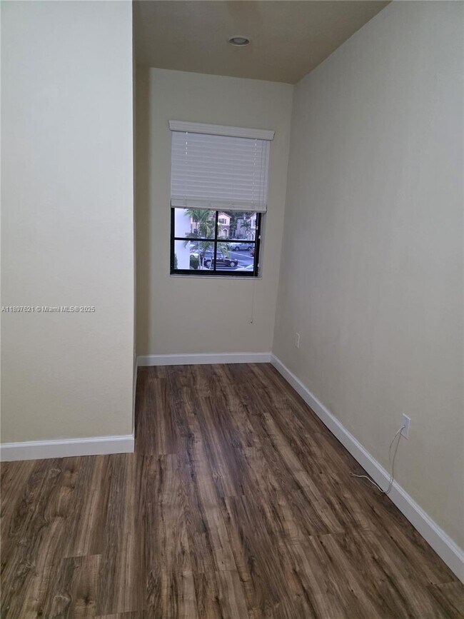 Building Photo - 528 SE 32nd Ave