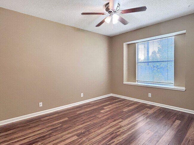 Building Photo - Charming 3-Bedroom Home in Great Northwest with Fireplace & Shaded Backyard
