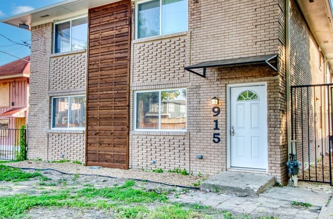 Building Photo - Newly Renovated 2 Bedroom 2 Bath Condo / Gated Parking / East Dallas