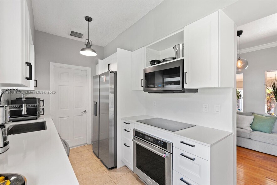 Building Photo - 10626 NE 10th Ct