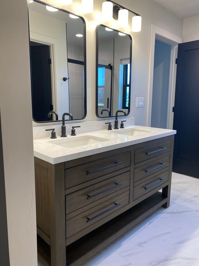 Building Photo - New Townhome Driggs!  3 bedroom / 2.5 bath with garage!